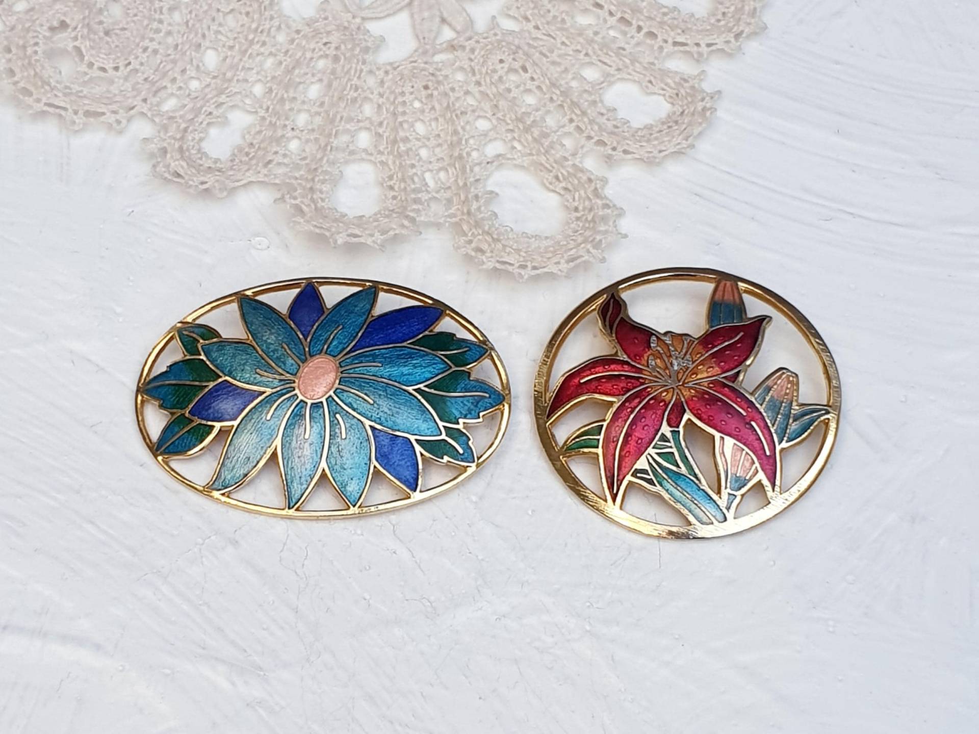 Zwei Vintage Große Blumenbroschen Aus Cloisonne Emaille. Schmuck Lot von BestAntiqueBoutique
