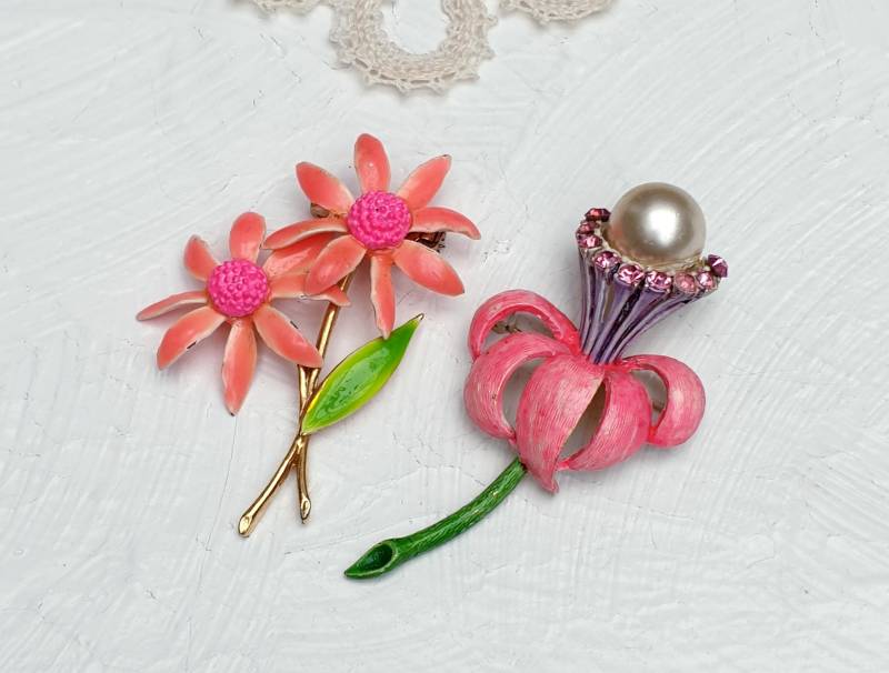 Zwei Vintage Rosa Emaille Blumen Broschen Mit Faux Perle Und Strass. Schmuck Lot von BestAntiqueBoutique