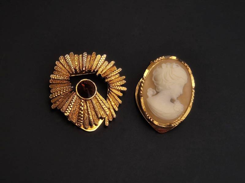 Zwei Vintage Schalclips. Abstraktes Gold Mit Smoky Topaz Rivoli Stein Und Cameo Clips. Nummeriert. Schmuck Lot von BestAntiqueBoutique