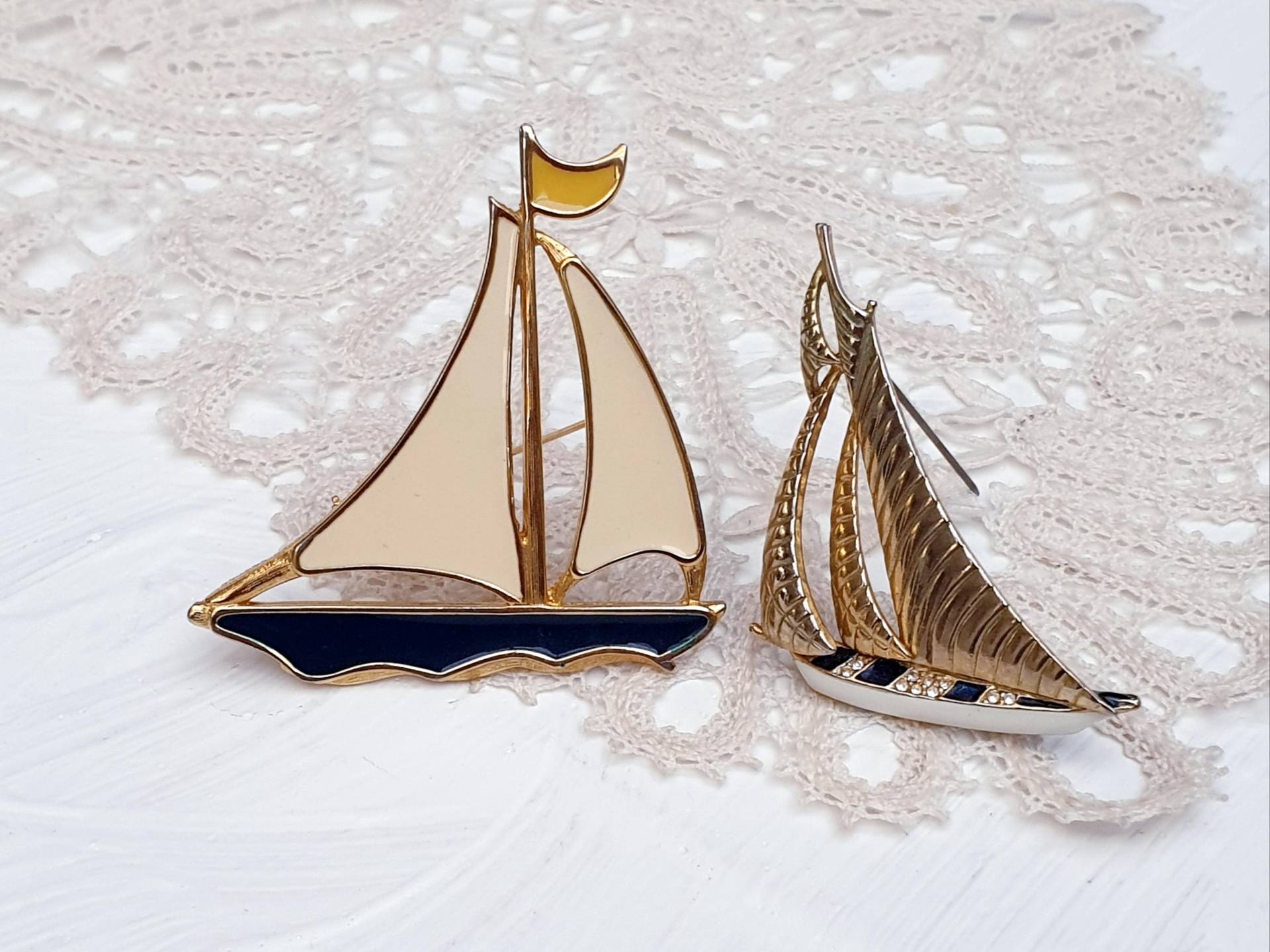 Zwei Vintage Segelboot Broschen Aus Emaille. Entzückende Kleine Lot Von Zwei Marine Broschen von BestAntiqueBoutique