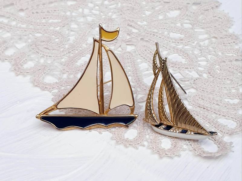 Zwei Vintage Segelboot Broschen Aus Emaille. Entzückende Kleine Lot Von Zwei Marine Broschen von BestAntiqueBoutique