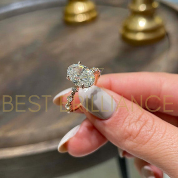 Unser Designer Ring Mit Einem 3 Karat Moissanite Oval Cut D Vvs1 Verlobungsring, 14K Roségold, Einschließlich 0, 4 Diamant Akzente von BestBrilliance