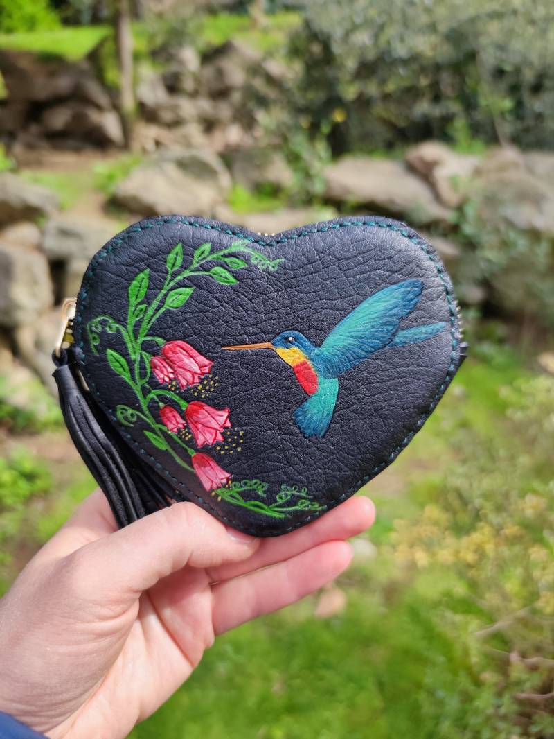 Handbemalte Geldbörse Aus Leder Kolibri-Herzbeutel von BestLeatherGifts
