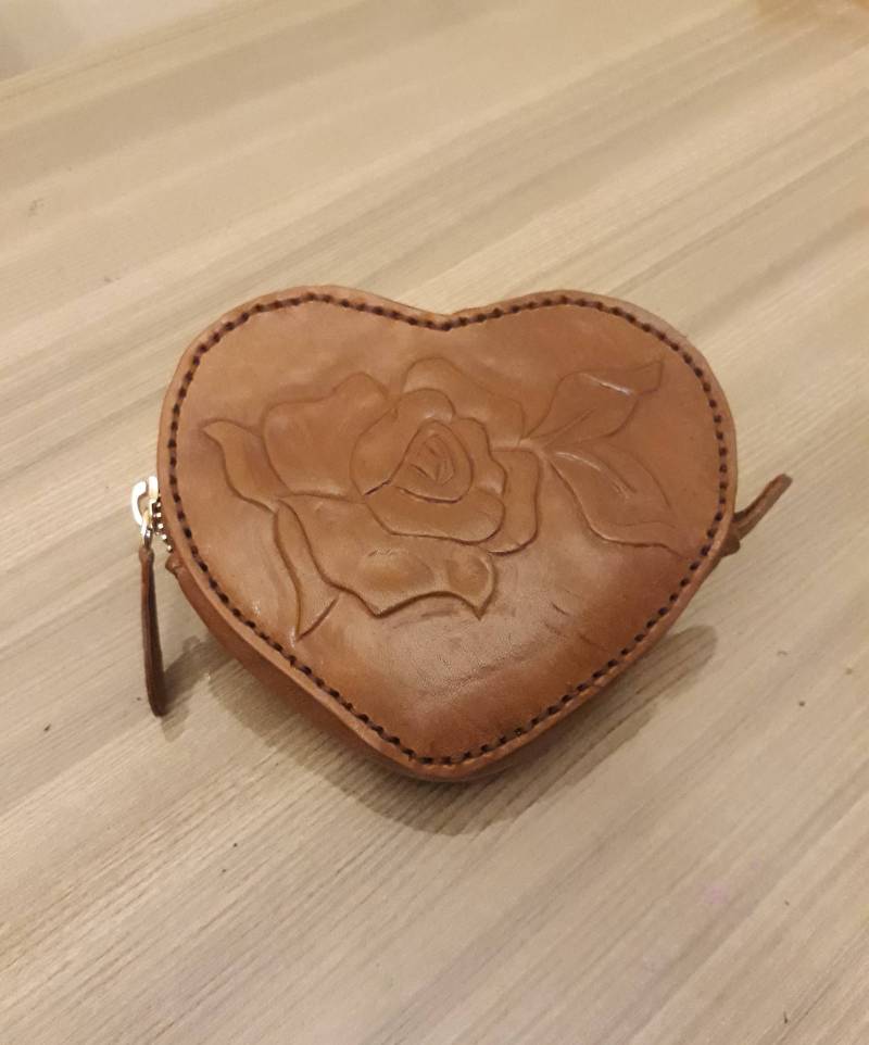 Handgefertigte Geldbörse Aus Braunem Leder Rose Geschnitzte Herzform von BestLeatherGifts