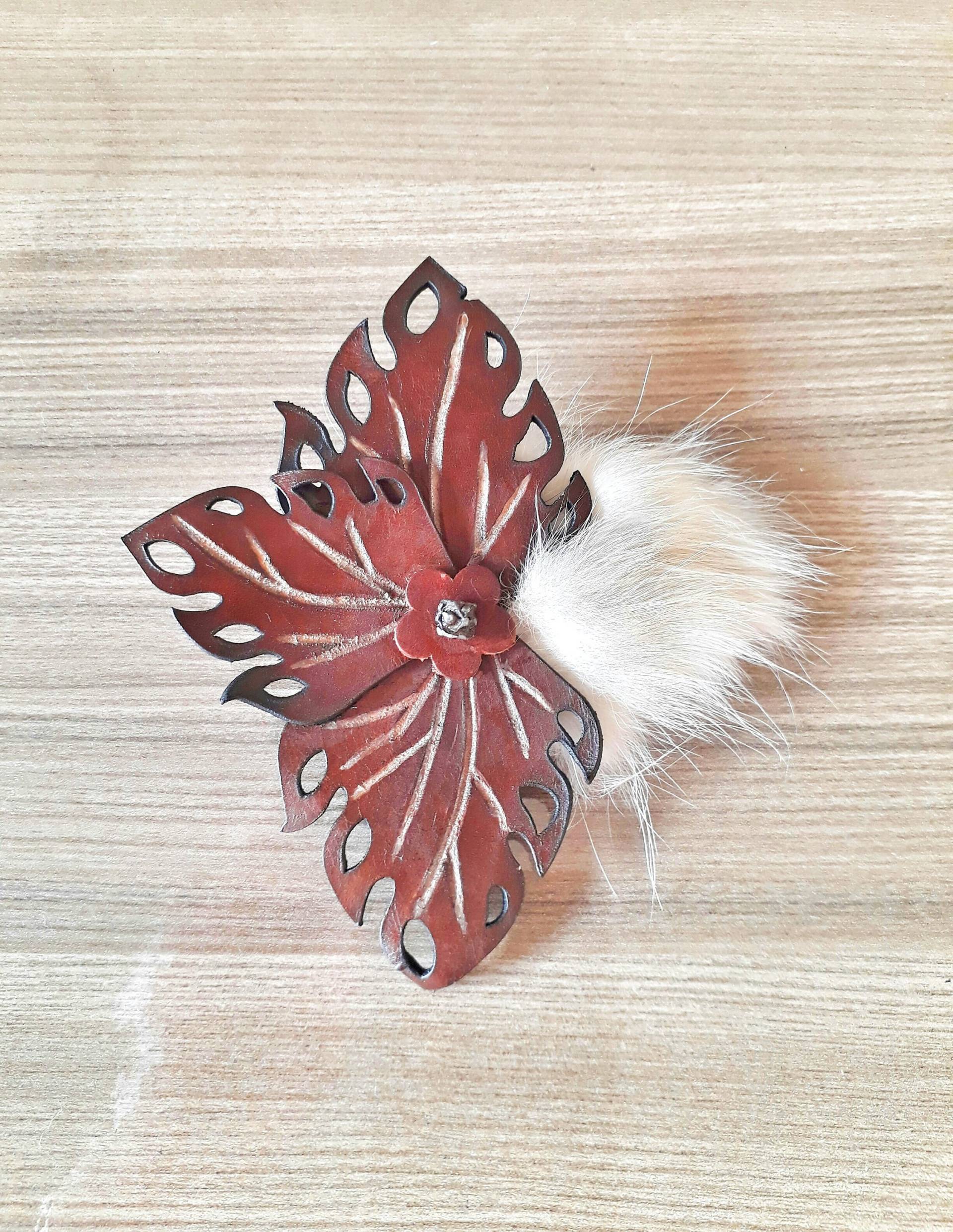 Handgefertigte Leder Blatt Brosche Mit Fell Akzent von BestLeatherGifts
