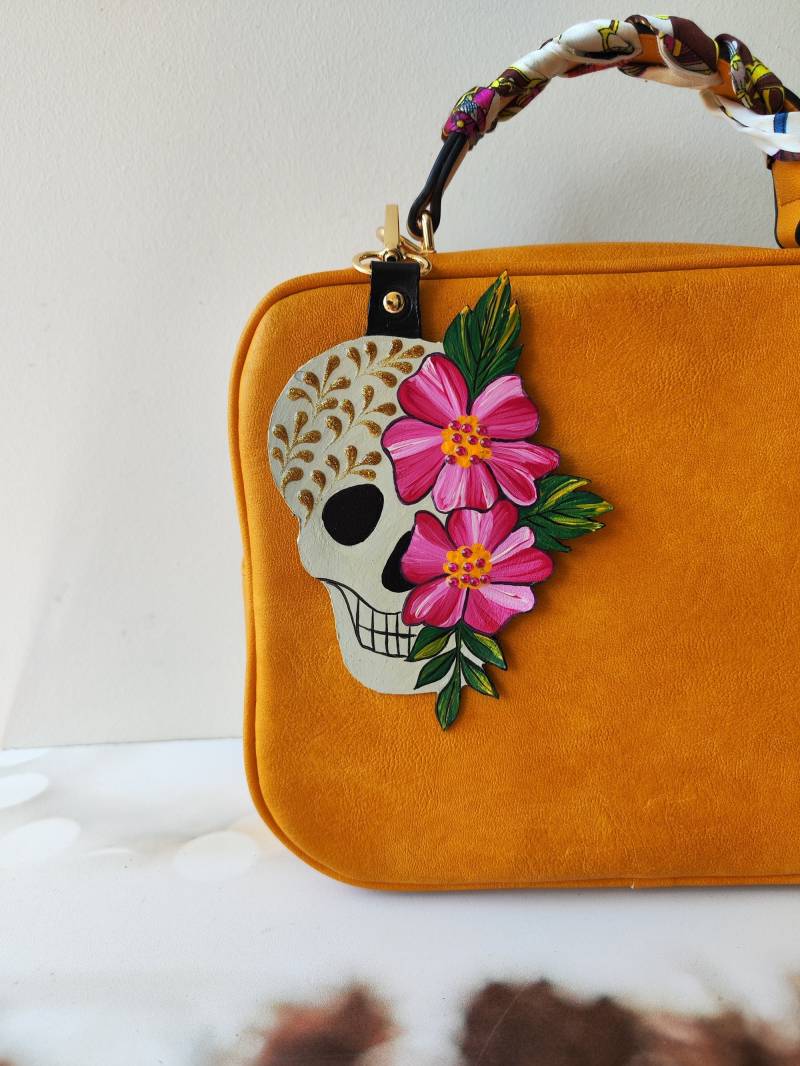 Handgemachte Leder Sugar Skull Geldbörse Charm, Gemalte Blume Totenkopf von BestLeatherGifts