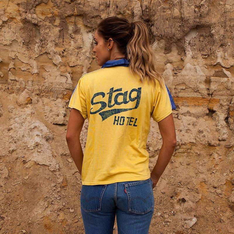 40Er/50Er Jahre Thrashed Vintage Empire Nylon Jersey T Shirt Größe S/M Hirsch Hotel Quarter-Zip Blau/Gold von BestOnlyVintage