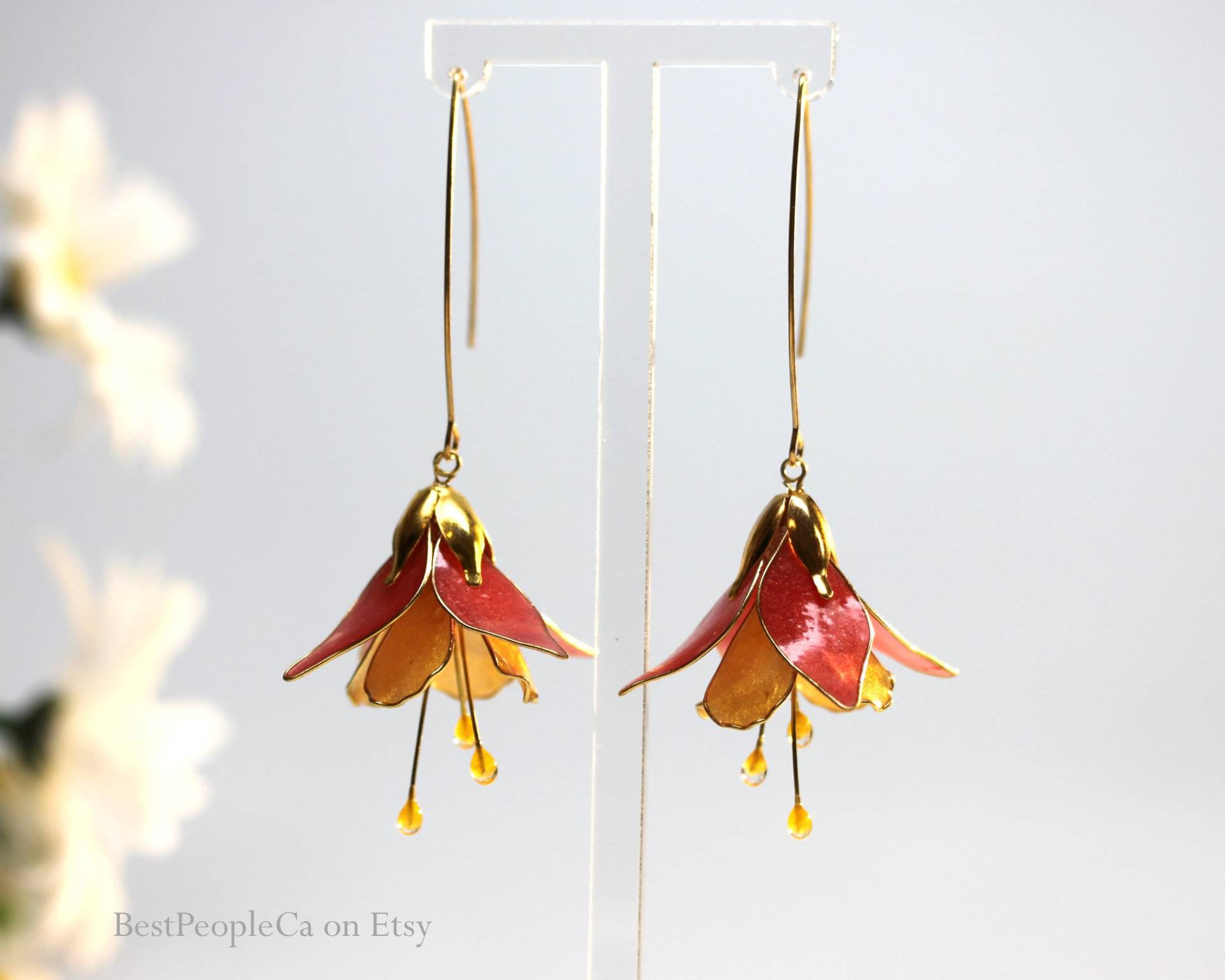 Handgemachte Blumen Ohrringe Rote & Goldene Epoxy Harz Blütenblätter Handgemachte Blumen Ohrringe Rote & Goldene Epoxy Harz Blütenblätter von BestPeopleCa