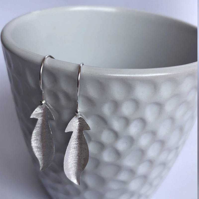Blatt Ohrringe - Frosted Silber Lange Stiel Sterling Schmuck Geschenk Idee Für Sie von BestSpanishShop
