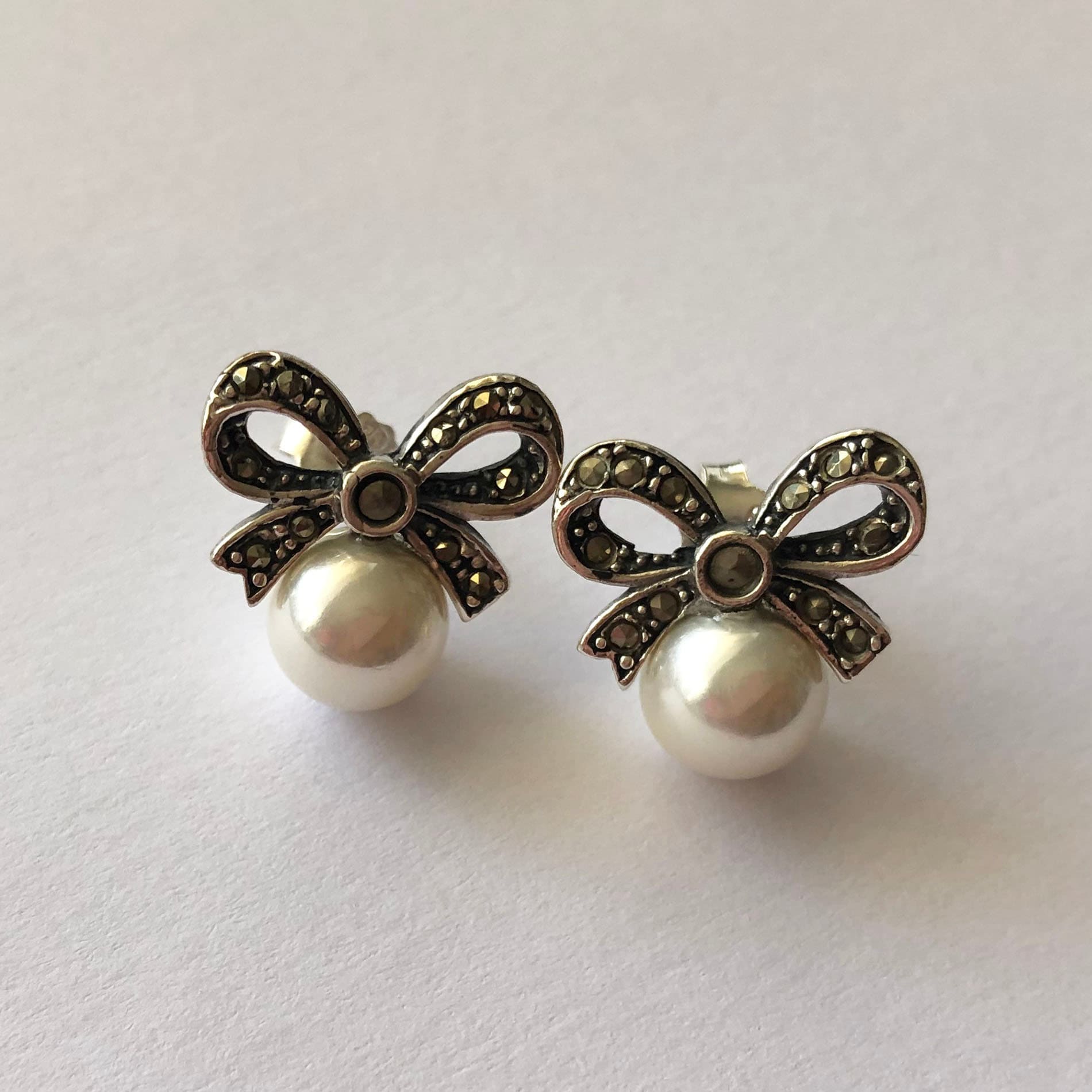 Perlen Ohrringe Lazo Con Perla - Sterling Silber Mit Markasit Und Faux Perle Ohrstecker Schmuck- Band Perlen Ohrringe Lazo Con Perla - Sterling Silber Mit Markasit Und Faux Perle Ohrstecker Schmuck- Band von BestSpanishShop