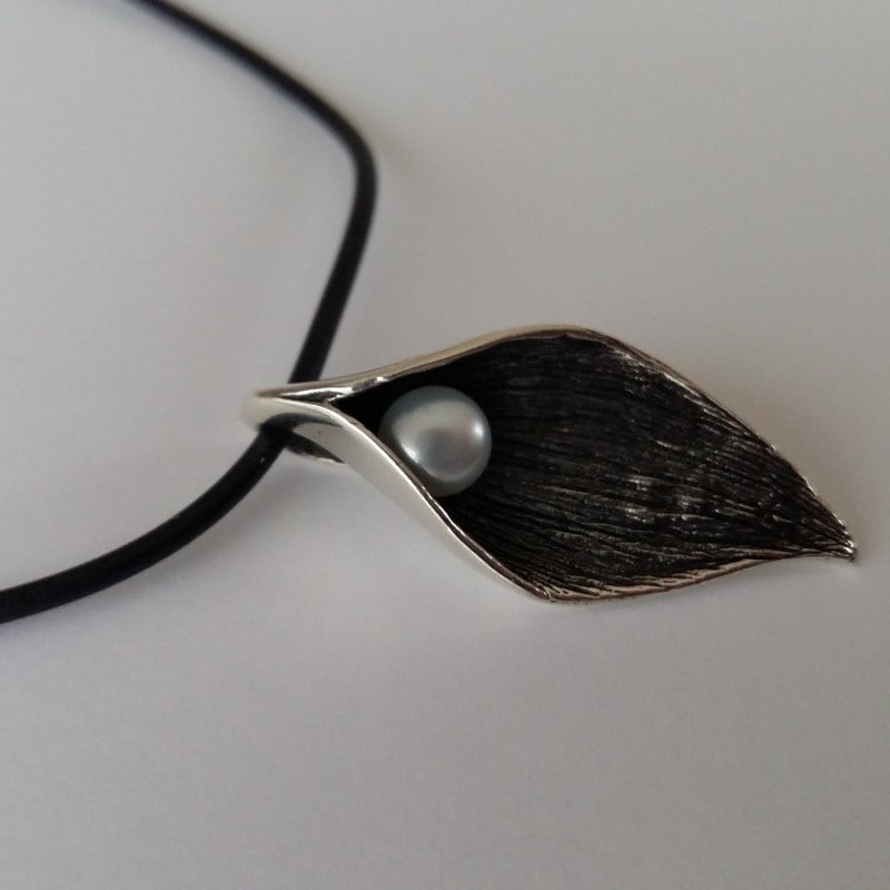 Silberanhänger Mit Perle La Perla Escondida - Perlenanhänger Naturperle Echtsilber Blattanhänger Perlenschmuck Geschenkidee Silberanhänger Mit Perle La Perla Escondida - Perlenanhänger Naturperle Echtsilber Blattanhänger Perlenschmuck Geschenkidee von BestSpanishShop