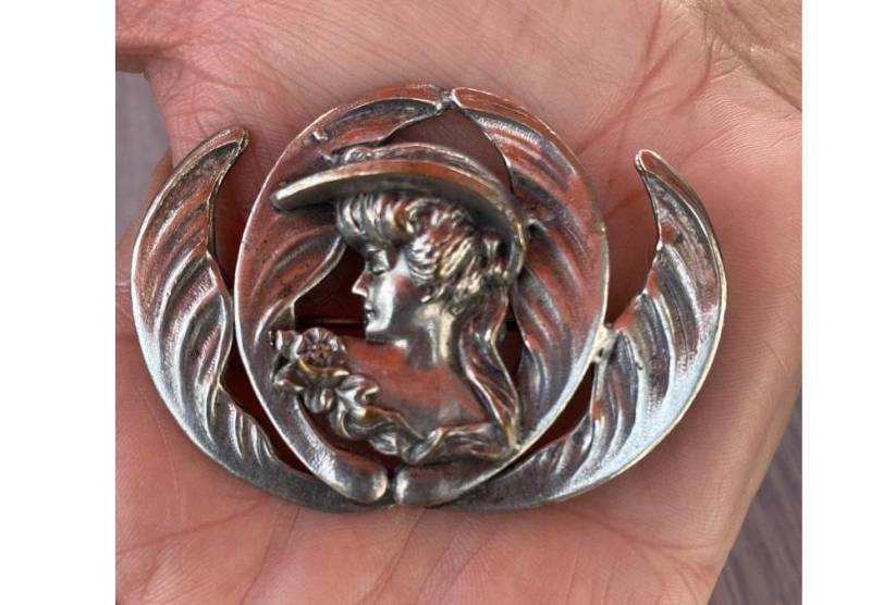 Jugendstil Lady Brosche Versilberte Repoussé Anstecknadel von BestVintageEver