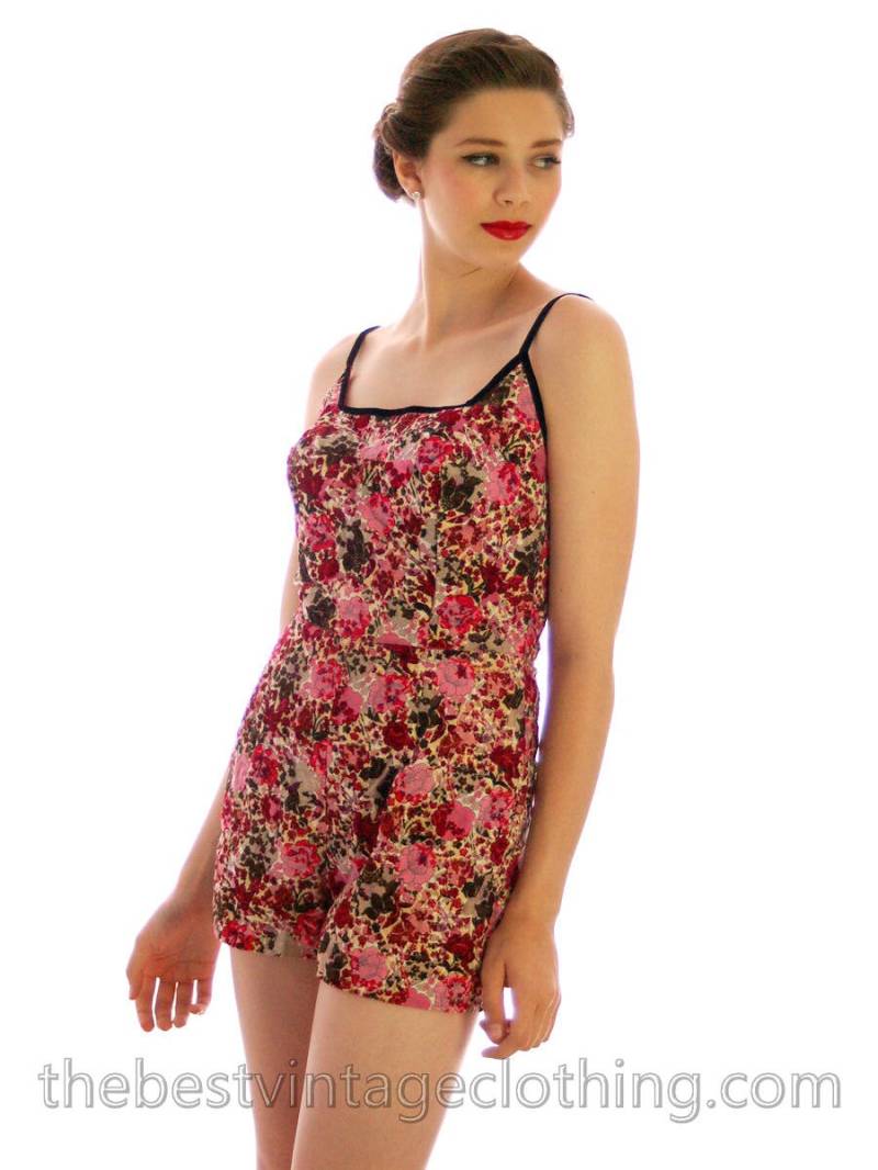 Vintage Mcm Badeanzug Sunsuit Playsuit Samt Beflockt 1950Er Jahre Entzückend Pinks Floral von BestVintageEver