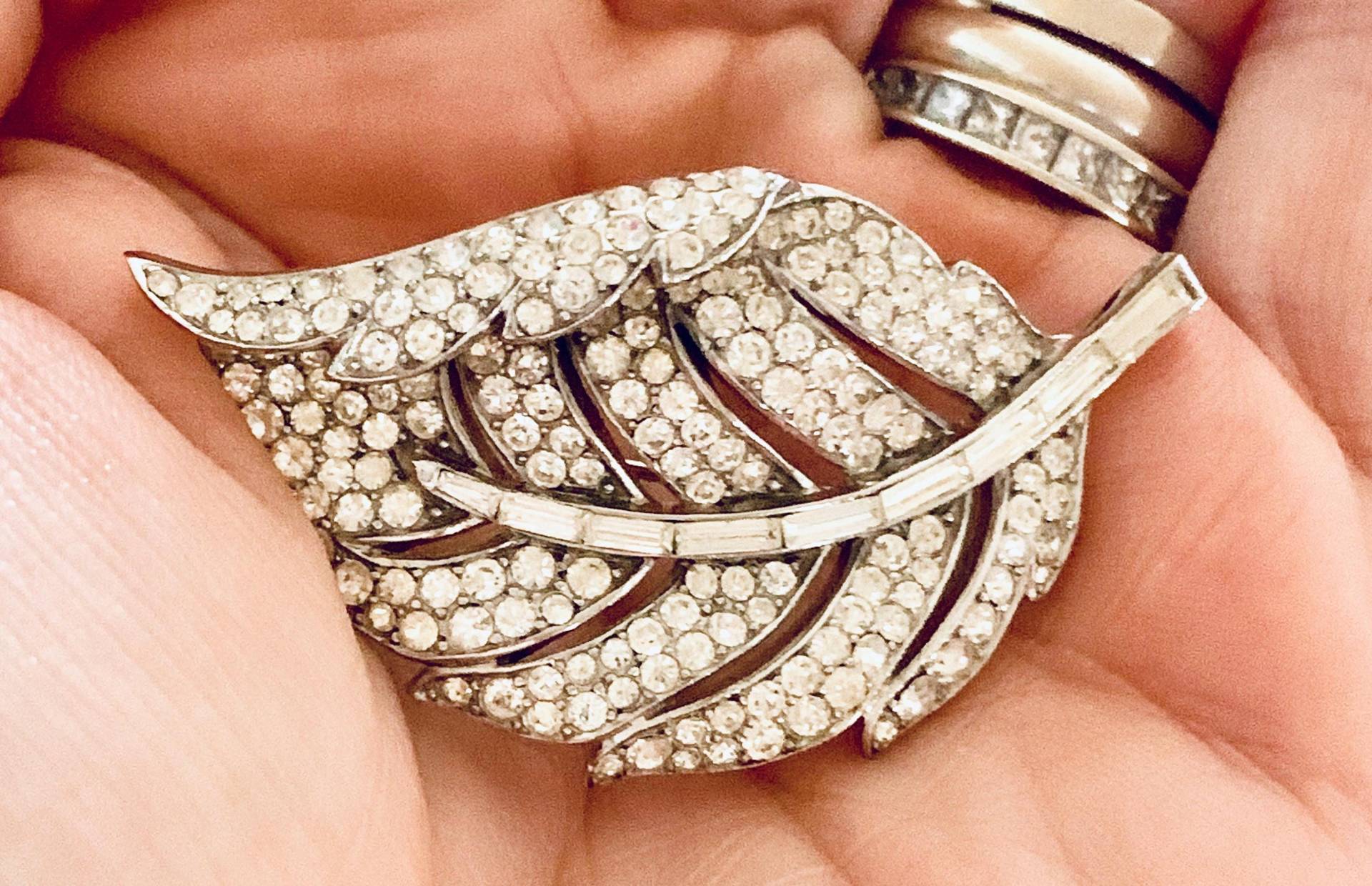 Vintage Trifari "Alfred Philippe' Pave & Baguettes Rhodium 1950S Anstecknadel 5 cm von BestVintageEver