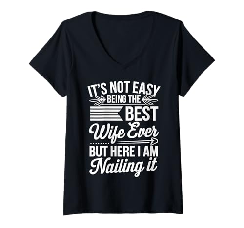 Damen It's Not Easy Being The Best Wife Ever T-Shirt mit V-Ausschnitt Damen It's Not Easy Being The Best Wife Ever T-Shirt mit V-Ausschnitt von Beste Ehefrau Hochzeit Beziehung