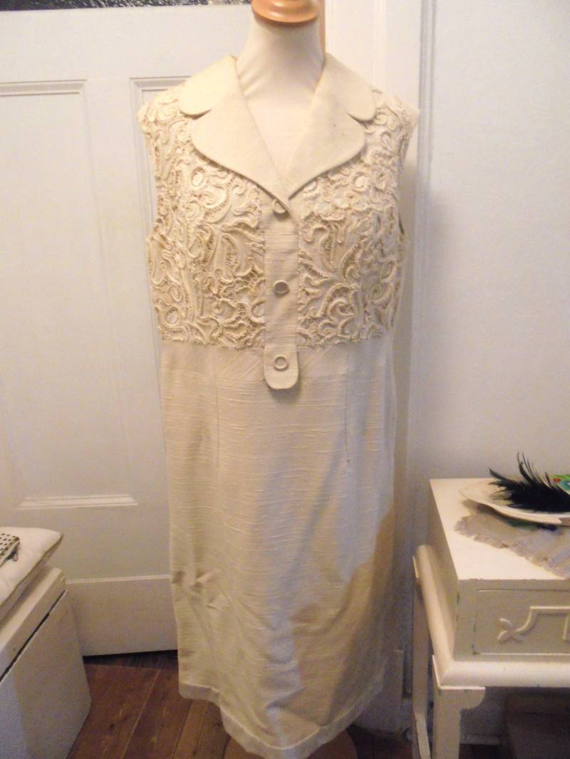 Beige 60Er Etuikleid Spitze Ärmellos 38-40 von BesteKinderstube