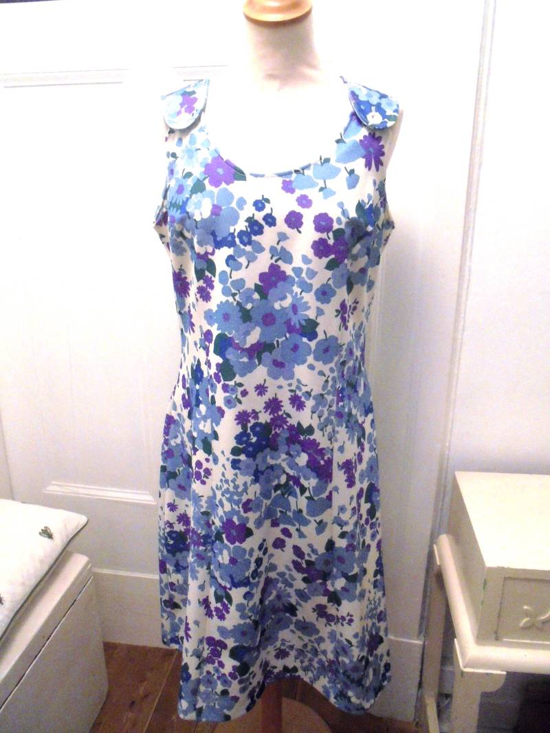 Blau Geblümtes 70Er 60Er Kleid A-Linie Blau Geblümtes 70Er 60Er Kleid A-Linie von BesteKinderstube