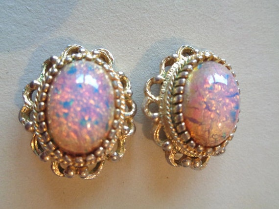 Feminine Ohrclips Mondstein Oval Goldfarbig Modeschmuck 80Er von BesteKinderstube