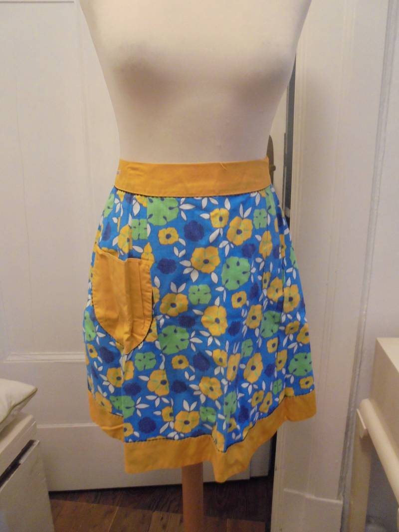 Fröhliche Geblümte Halbschürze Gelb Blau 60Er Vintage von BesteKinderstube