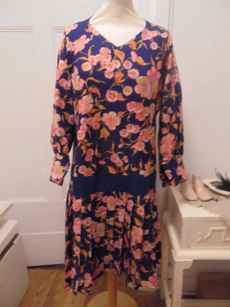 Geblümtes Kleid Dunkelblau Geblümt Rosa Gelb von BesteKinderstube