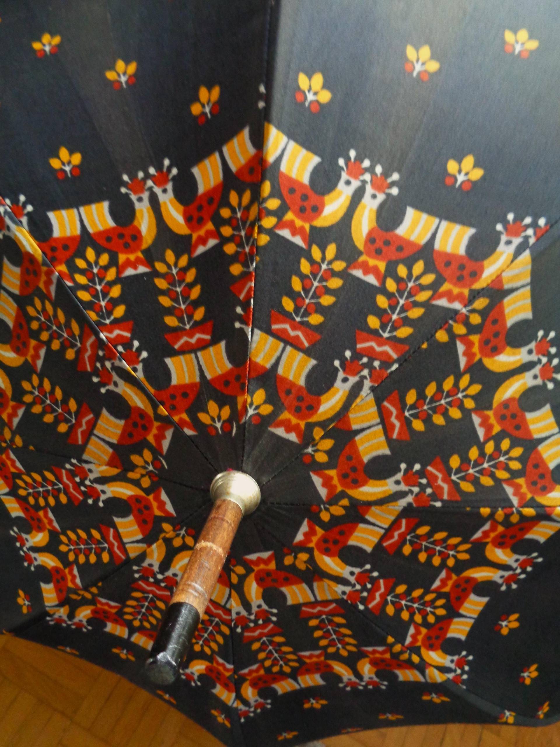 Gemusterter 70Er Regenschirm Braun Orange Holz Baumwollstoff von BesteKinderstube