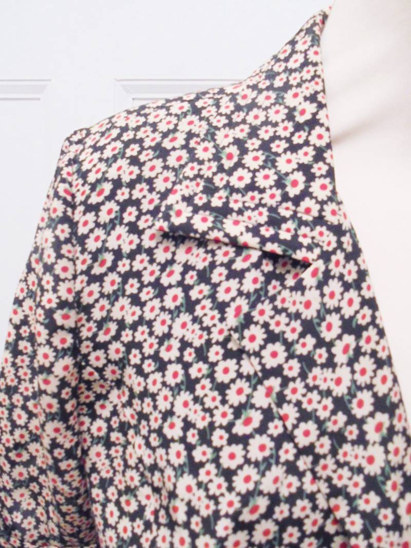 Hübsche 80Er 70Er Bluse Schwarzblau Rot Creme Geblümt Hübsche 80Er 70Er Bluse Schwarzblau Rot Creme Geblümt von BesteKinderstube