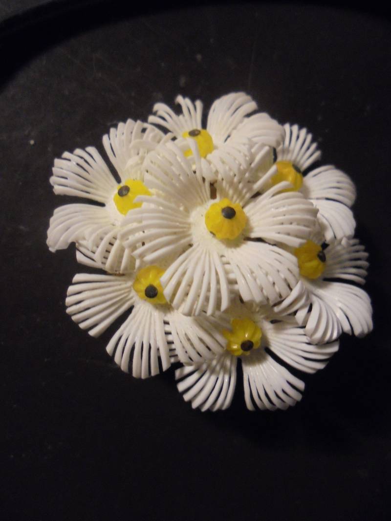 Hübsche Sommerbrosche Weiß Gelb 60Er 50Er von BesteKinderstube