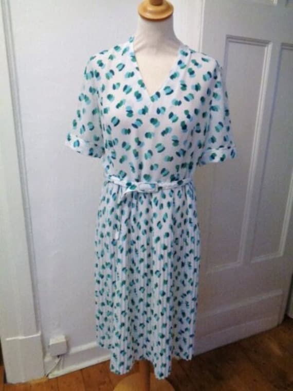 Hübsches Sommerliches 70Er Kleid Grün Weiß Hübsches Sommerliches 70Er Kleid Grün Weiß von BesteKinderstube