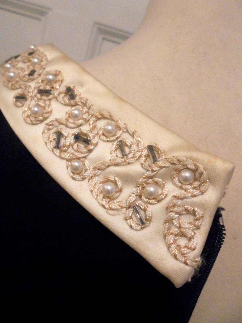 Kleines Schwarzes Etuikleid Mit Satinkragen Bestickt Perlen Kordel 50Er 60Er von BesteKinderstube