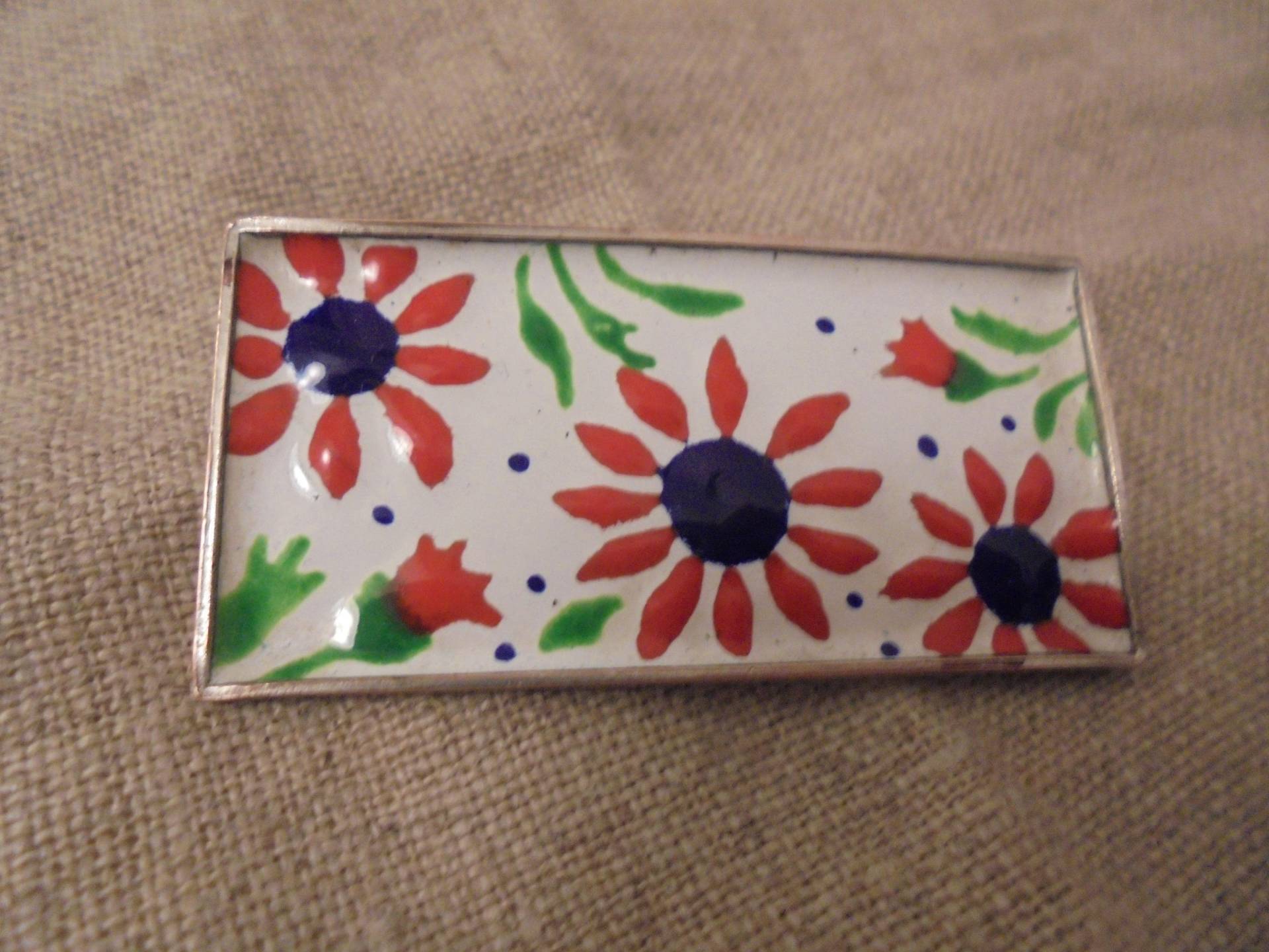 Schöne Eckige Anstecknadel Brosche Emailliert Geblümte Blumenmotiv 60Er 70Er Schöne Eckige Anstecknadel Brosche Emailliert Geblümte Blumenmotiv 60Er 70Er von BesteKinderstube