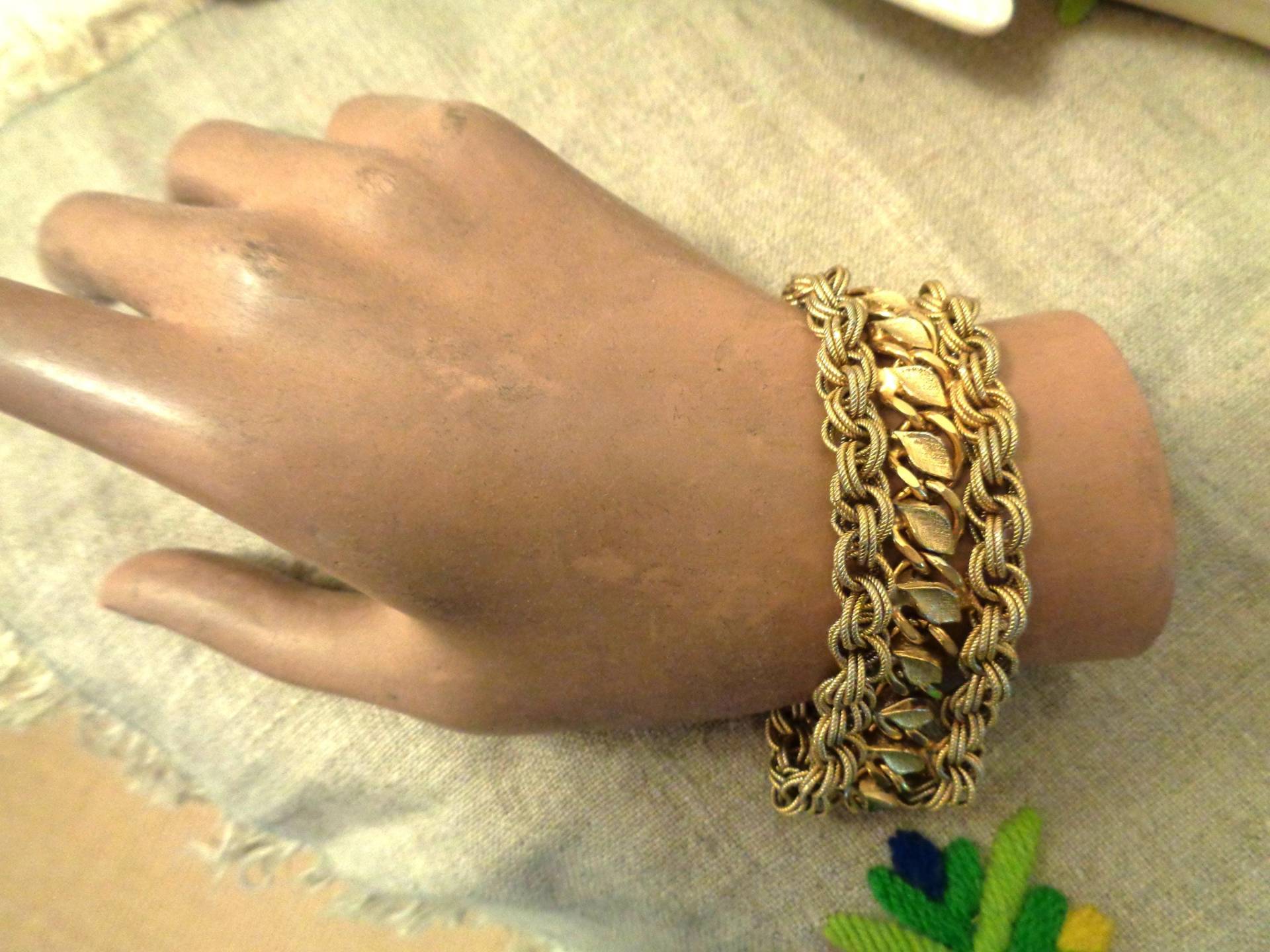 Schönes Goldfarbiges Gliederarmband Feminin 50Er von BesteKinderstube