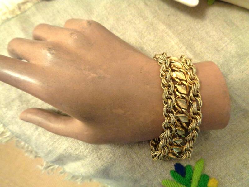 Schönes Goldfarbiges Gliederarmband Feminin 50Er von BesteKinderstube