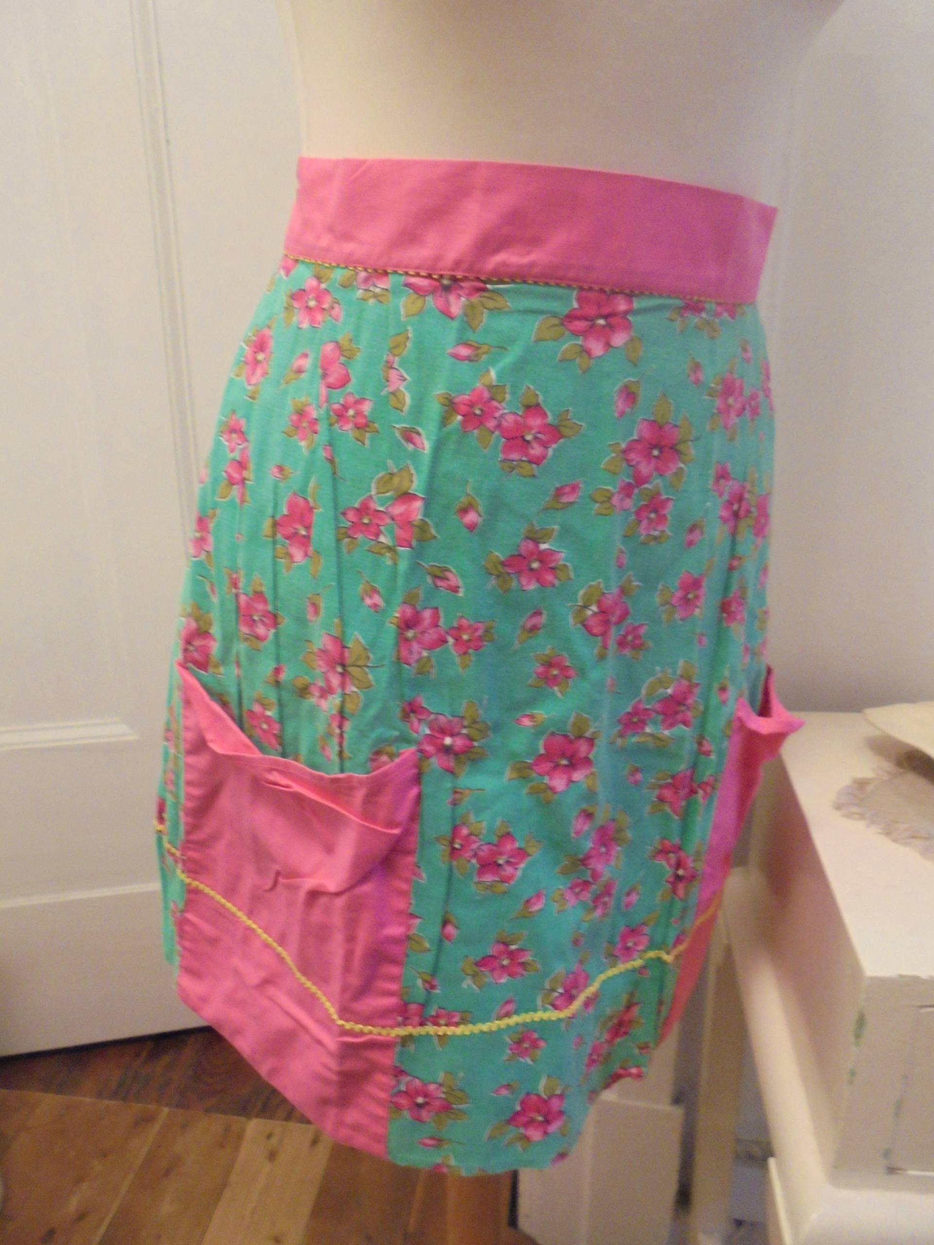 Süße Bunt Geblümte Halbschürze Pink Grün Vintage Süße Bunt Geblümte Halbschürze Pink Grün Vintage von BesteKinderstube
