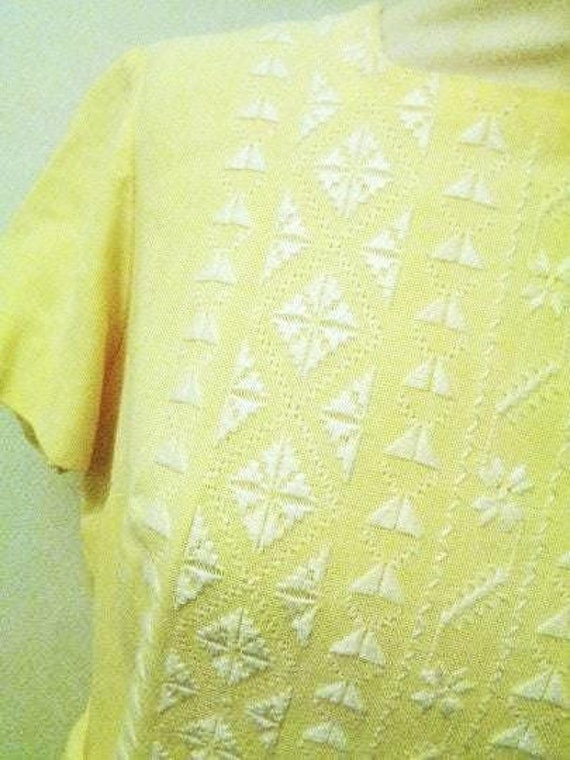 Süßes Gelbes Sommerliches 60Er Leinenkleid Etuikleid Weiß Bestickt von BesteKinderstube