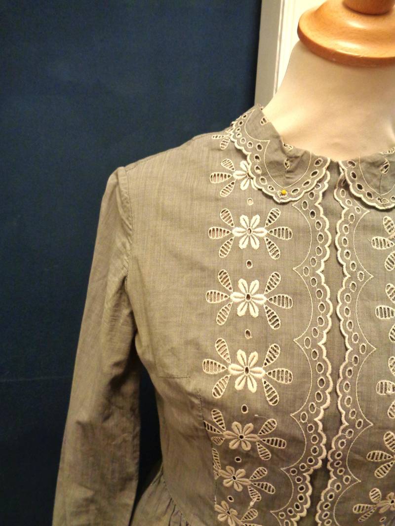 Süßes Grau Weißes Sommerkleid Lochstickerei 36-38 Vintage von BesteKinderstube