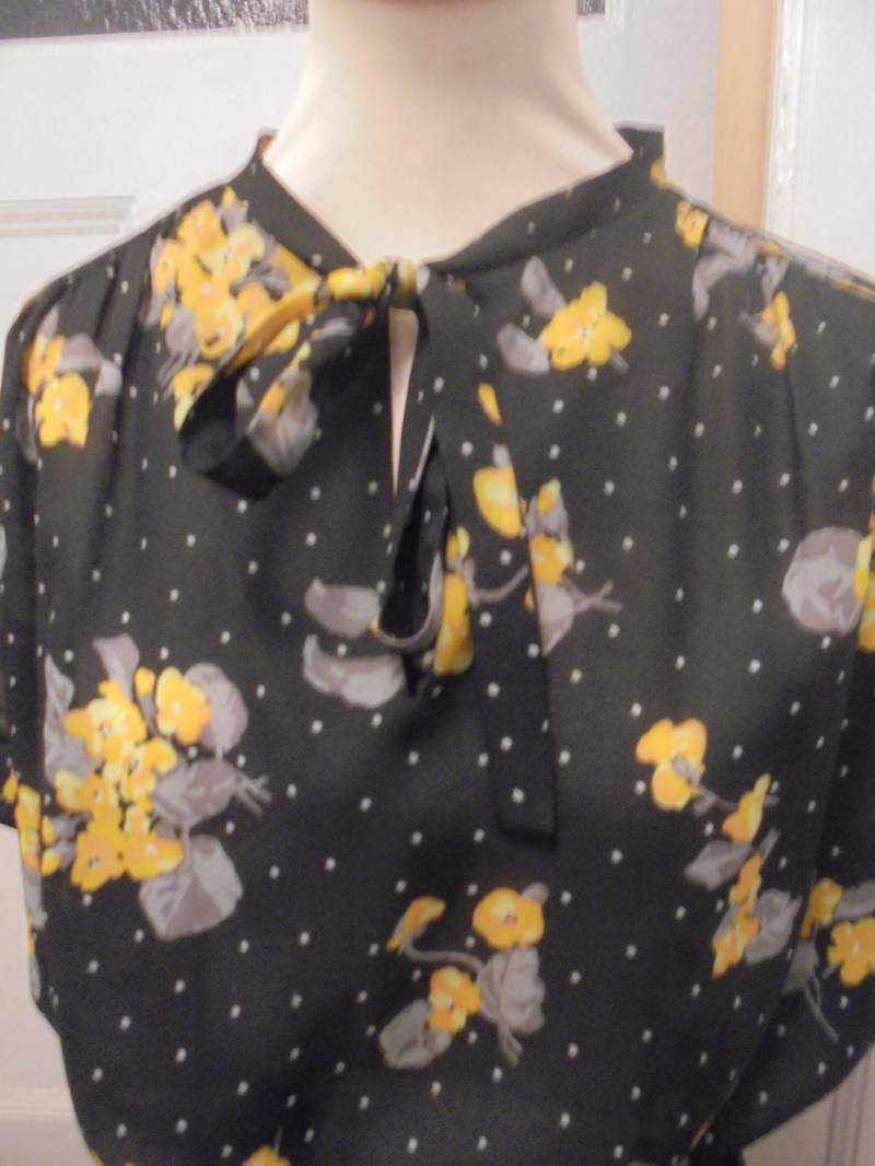Süßes Schwarzes 70Er Kleid Gelb Geblümt Halbtransparent Romantisch Schluppenkleid Süßes Schwarzes 70Er Kleid Gelb Geblümt Halbtransparent Romantisch Schluppenkleid von BesteKinderstube