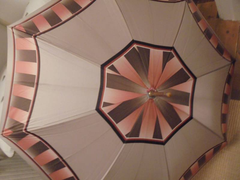 Toller Regenschirm 70Er Beige Rot Braun Gemustert von BesteKinderstube