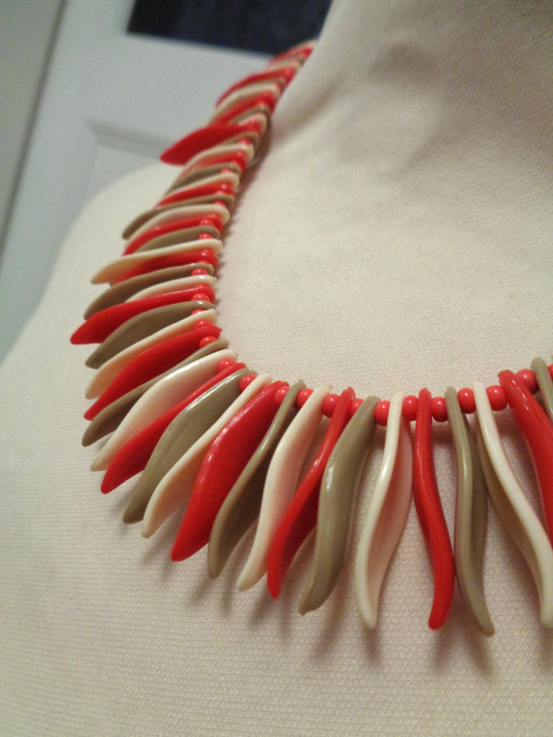 Verspielte Halskette in Beige Und Rot Braun Modeschmuck 60Er 70Er Verspielte Halskette in Beige Und Rot Braun Modeschmuck 60Er 70Er von BesteKinderstube