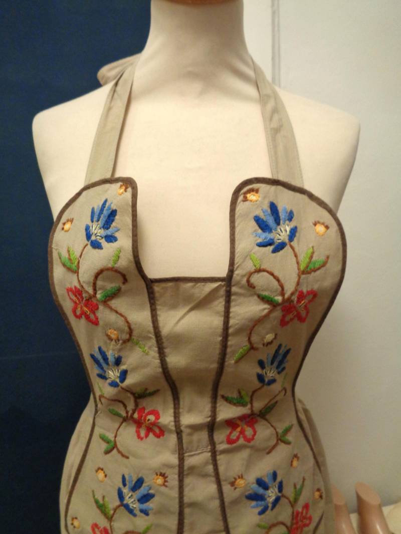 Vintage Schürze 40Er Bestickt Blumen Beige Farbenfroh Geblümt Uni von BesteKinderstube