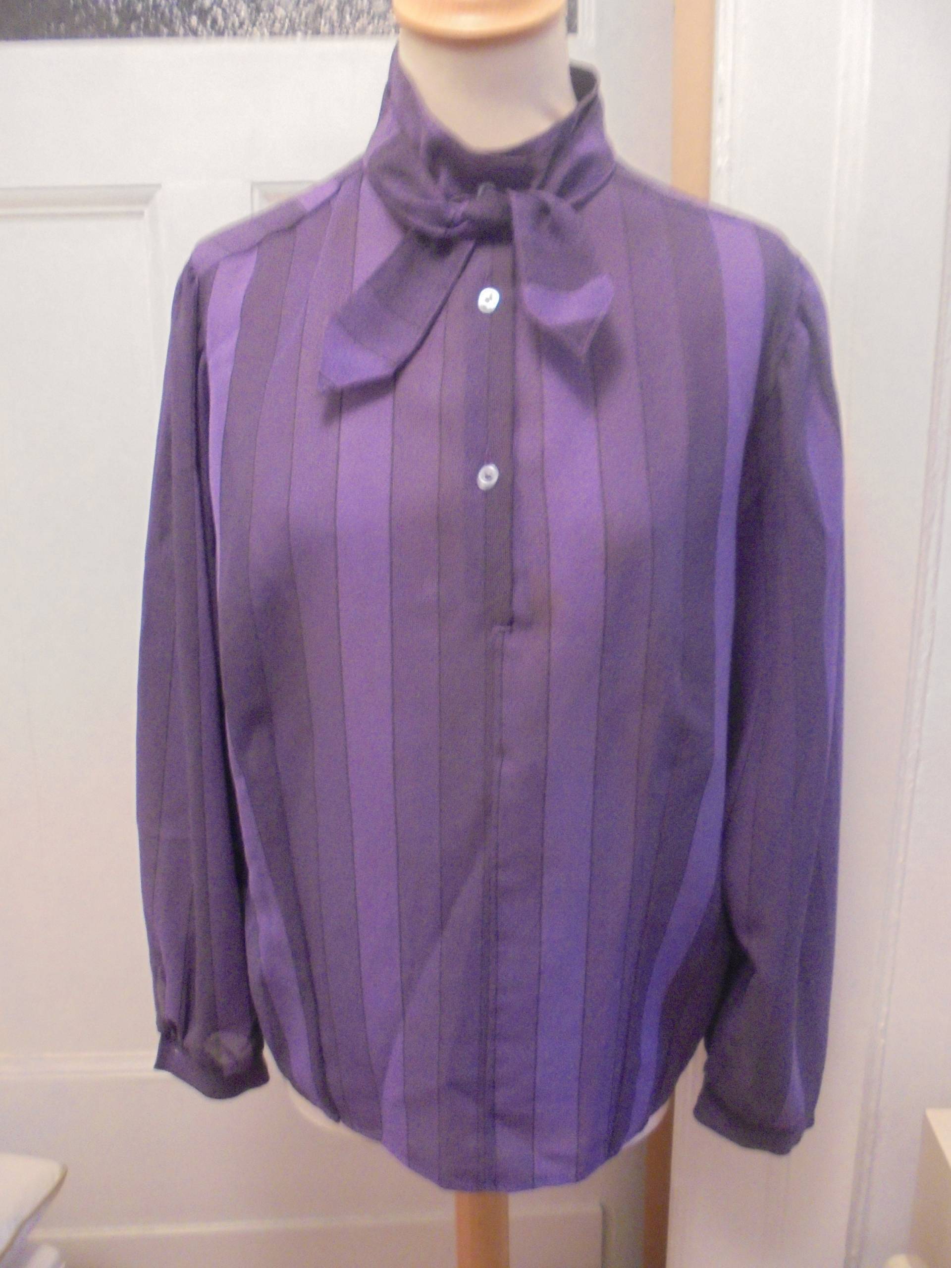 Violett Lila Gestreift 70Er Schluppenbluse Granny Stil Violett Lila Gestreift 70Er Schluppenbluse Granny Stil von BesteKinderstube