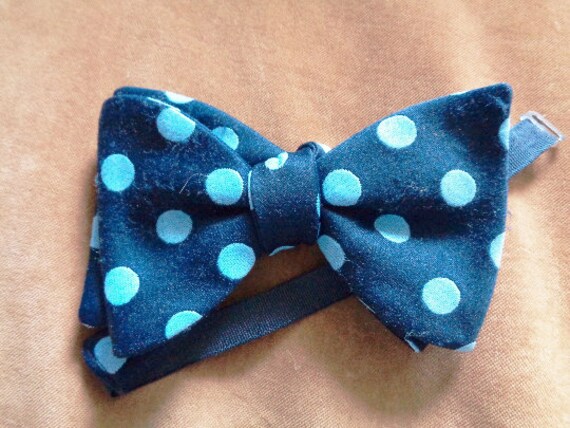 Witzige Gepunktete Fliege Herren 60Er 70Er Dunkelblau Hellblau von BesteKinderstube