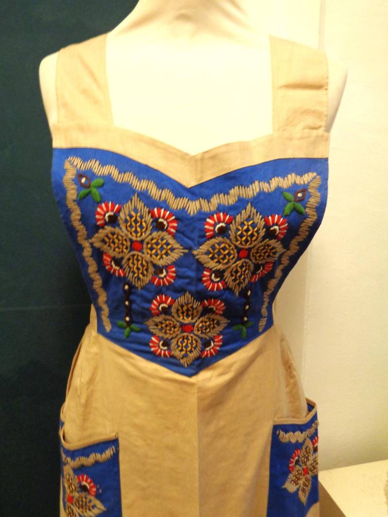 Wunderschöne Handbestickte Kochschürze 30Er 40Er Baumwolle Beige Blau Handarbeit Vintage Wunderschöne Handbestickte Kochschürze 30Er 40Er Baumwolle Beige Blau Handarbeit Vintage von BesteKinderstube