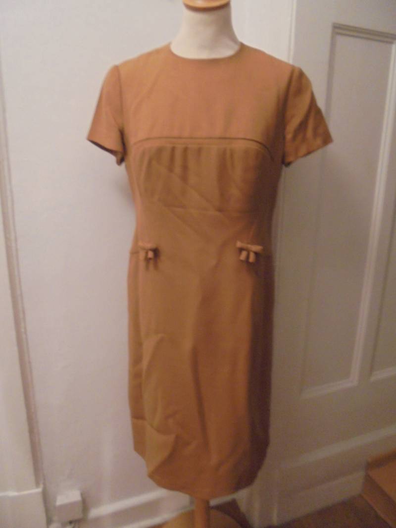 Zauberhaftes Etuikleid Ocker 60Er 50Er Crepe Georgette Vintage von BesteKinderstube