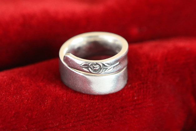 Besteck-Ring Mit Der Kleinen Rose R3 von Besteckkuenstler