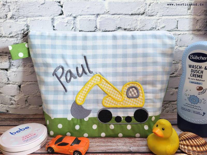 Bestickte Tasche Bagger + Name Hellblau - Kiwi Wickeltasche Kulturbeutel Windeltasche Kulturtasche Waschtasche 20 Schriften Kosmetiktasche von Bestickend