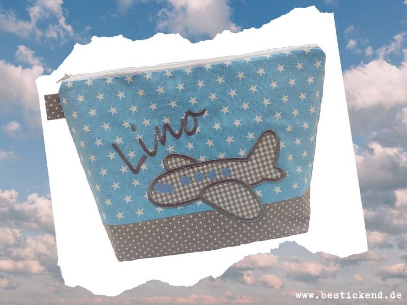 Bestickte Tasche Flugzeug + Name //Hellblau - Grau// Wickeltasche Kulturbeutel Windeltasche Kulturtasche Waschtasche 20 Schriften Reise von Bestickend