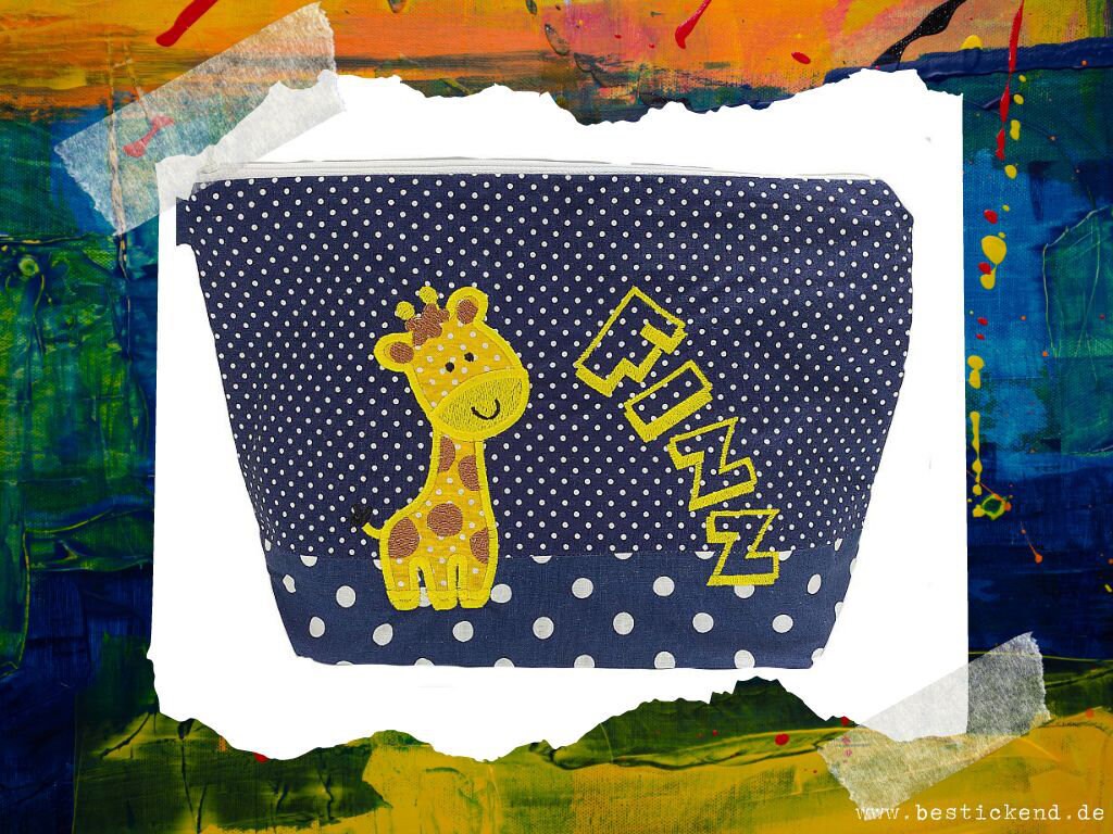 Bestickte Tasche Giraffe + Name //Marine// Wickeltasche Kulturbeutel Windeltasche Kulturtasche Waschtasche 20 Schriftarten Kosmetiktasche von Bestickend