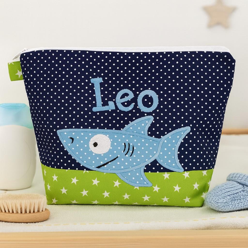 Bestickte Tasche Hai + Name //Marine - Grün// Wickeltasche Kulturbeutel Windeltasche Kulturtasche Waschtasche 20 Schriften Kosmetiktasche von Bestickend