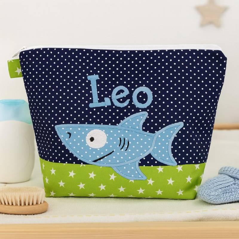 Bestickte Tasche Hai + Name //Marine - Grün// Wickeltasche Kulturbeutel Windeltasche Kulturtasche Waschtasche 20 Schriften Kosmetiktasche von Bestickend