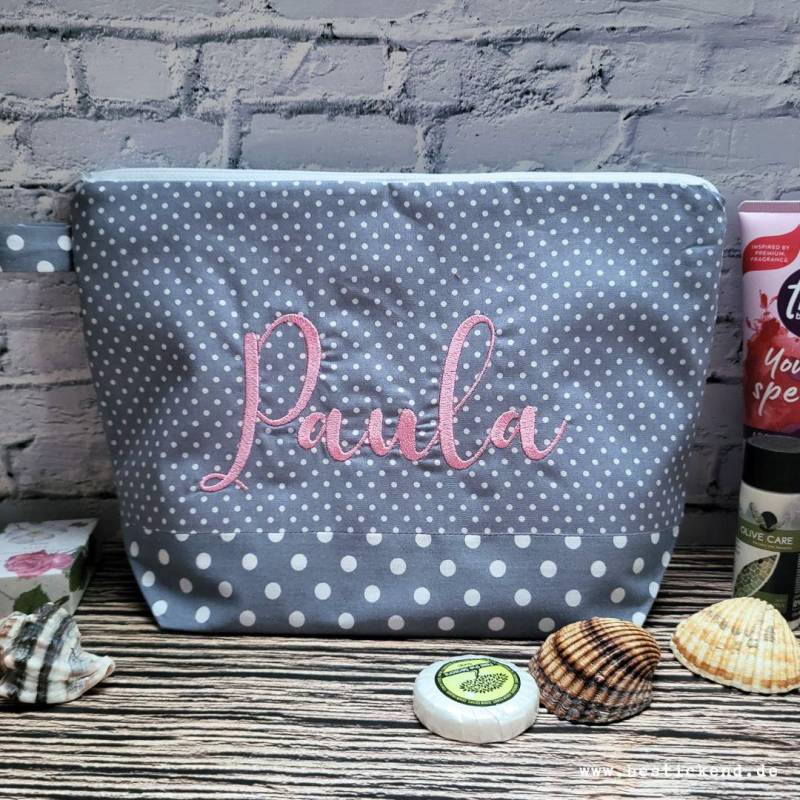 Bestickte Tasche Name //Grau// Wickeltasche Kulturbeutel Windeltasche Kulturtasche Waschtasche 20 Schriften Kosmetiktasche von Bestickend